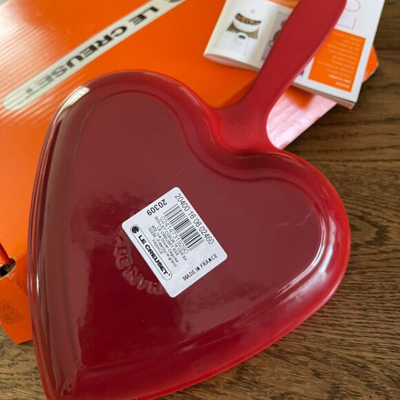 NEW! Le Creuset Enameled Cast Iron Heart Skillet Pan - Picture 4 of 11